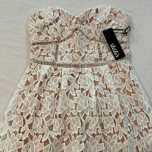 White crochet strapless sweetheart neck dress with detachable straps